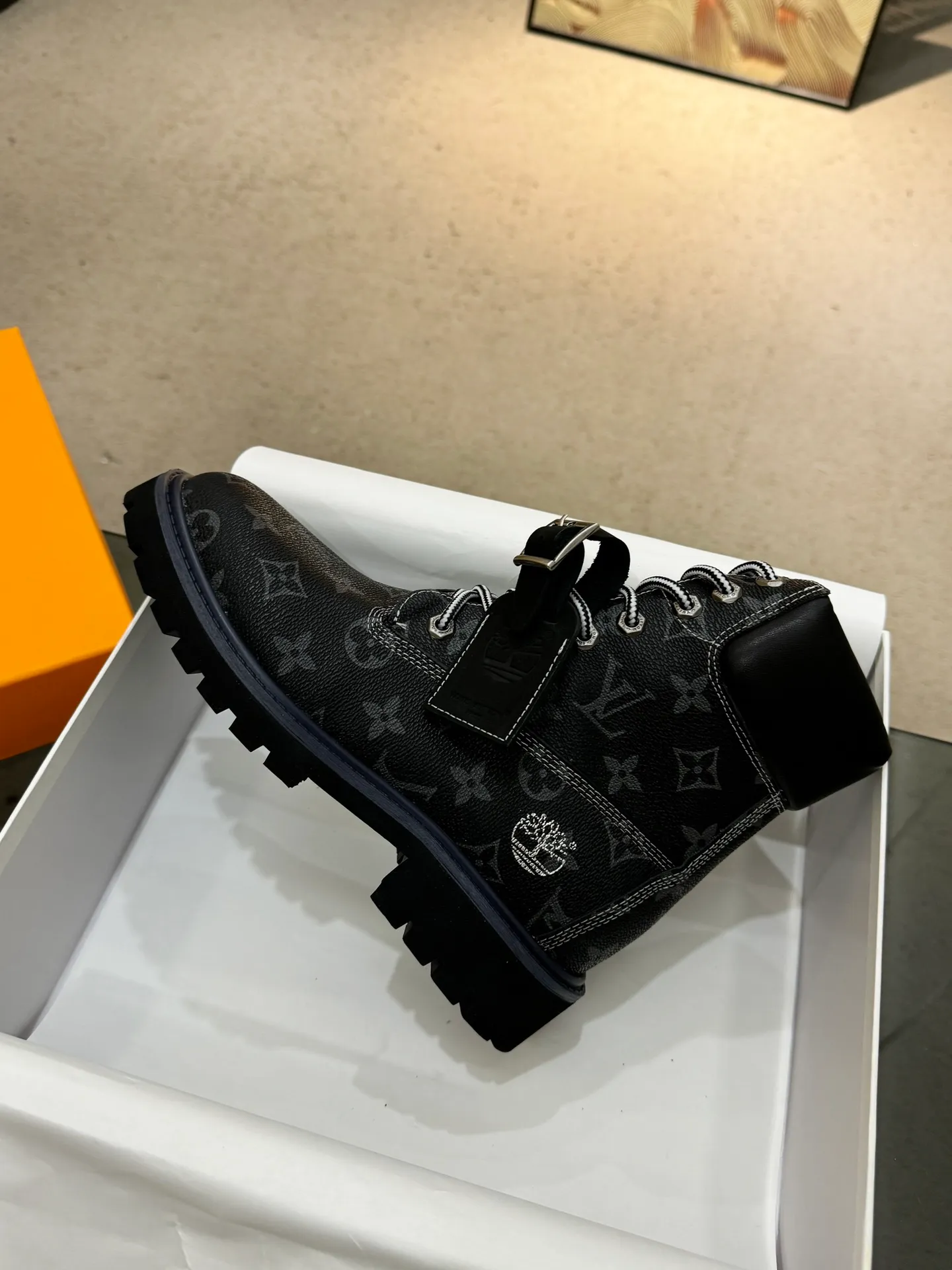 👟👟Ex-factory price 560👟👟 Men's size +20 Top version: 🏆Louis Vuitton x Timberland co-branded Via Instagram Lv ²⁰²4𝐬𝐬 Early autumn Timberland rhubarb boots worn by many stars 💯Multiple sets of outfits, autumn and winter limited edition👊 It is very difficult to buy at counters. This will be the first explosive version to detonate early autumn. It is worthy of having a unique fashion trend leading style. It is highly recommended to buy. Fabric: first layer nubuck leather. Lining: cowhide lining. Outsole: two-color rubber (sole thickness 5cm). Size: Female 35-41 (41 customized) Male 39-45 (45 customized)